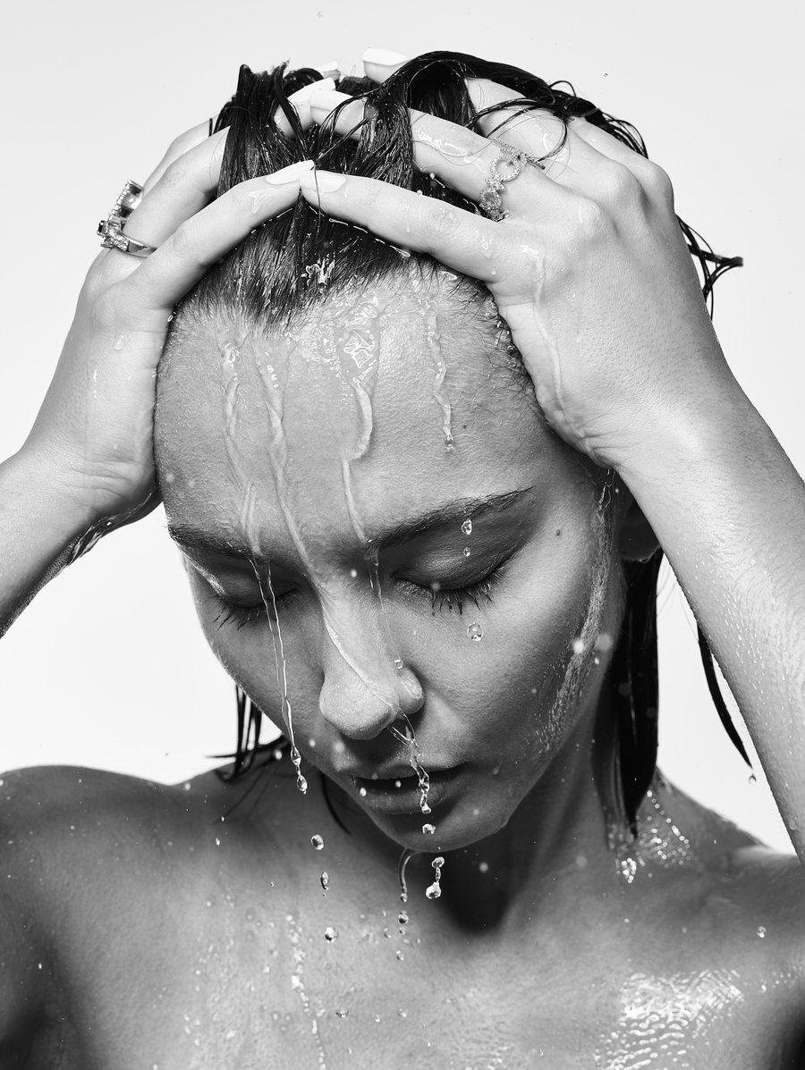 Portrait beauté lumière douce, photographie haut de gamme pour marque de mode et bijoux