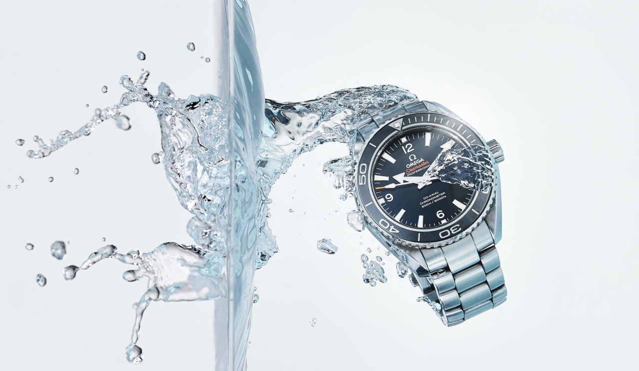 Photo de montre Omega avec water splash